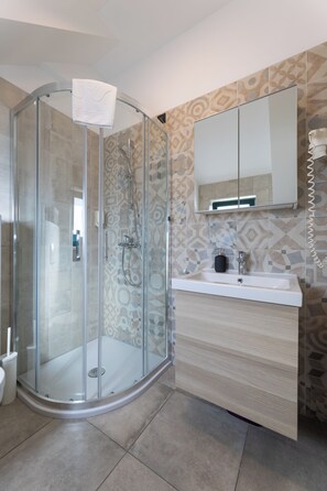 Studio, Courtyard View | Bathroom | Shower, free toiletries, hair dryer, towels - Apartments Korta (Split)