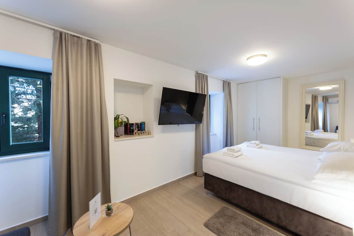 Studio Suite, balkon, pemandangan halaman | Seprai premium, selimut bulu angsa, bantalan ekstra lembut, dan brankas