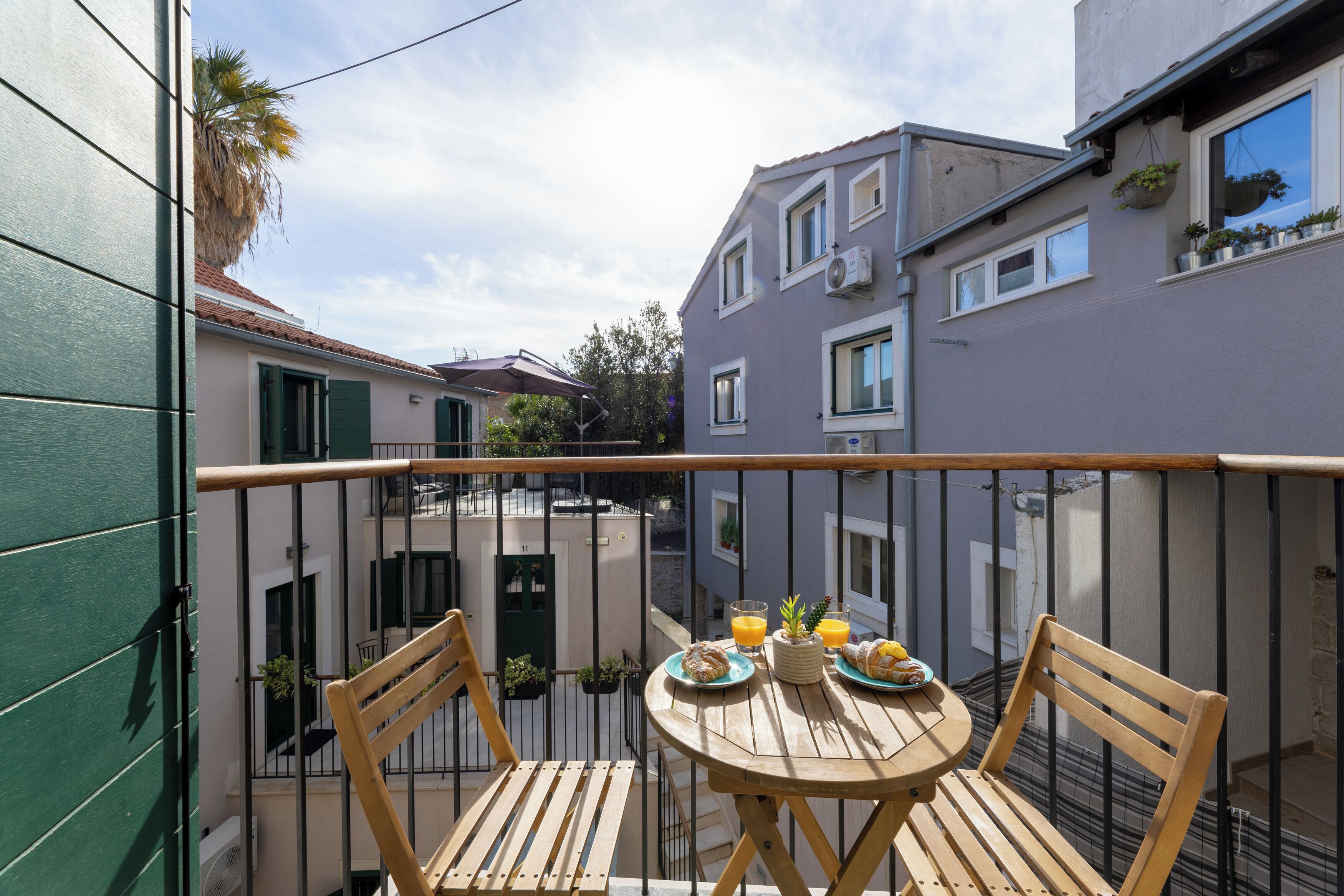 Suite estudio, balcón, vistas al patio | Balcón