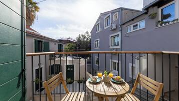 Suite estudio, balcón, vistas al patio | Balcón