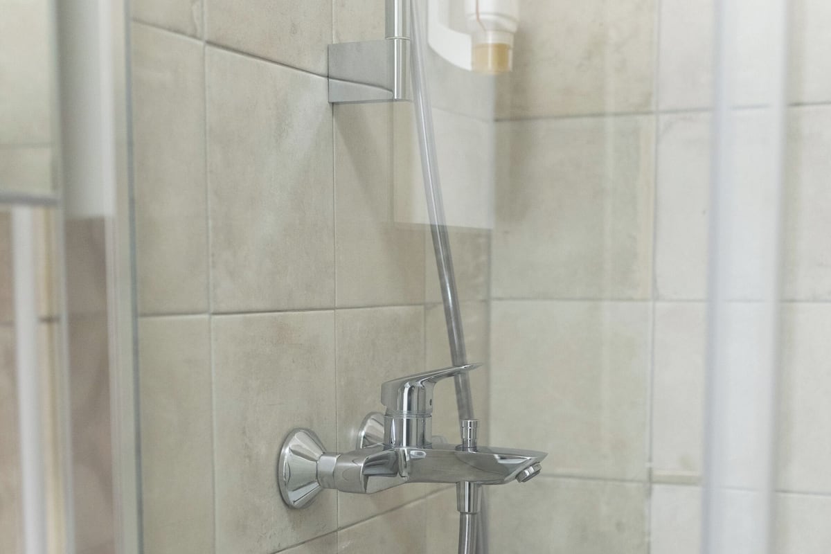 Studio, patio, area halaman | Kamar mandi | Shower, perlengkapan mandi gratis, pengering rambut, dan handuk