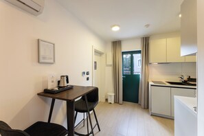 Studio, balkong, bakgårdsutsikt | Eget kjøkken | Vannkoker og høy barnestol