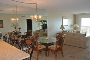 Luxury-Apartment, 2 Schlafzimmer, Nichtraucher, Strandblick | Essbereich im Zimmer