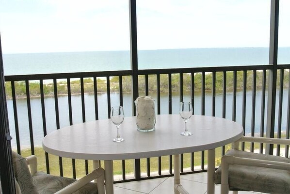 Luxury-Apartment, 2 Schlafzimmer, Nichtraucher, Strandblick | Terrasse/Patio