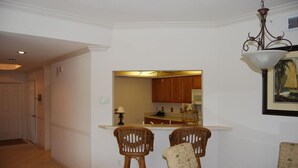 Appartement Luxe, 3 chambres, non-fumeurs, vue plage | Restauration dans la chambre