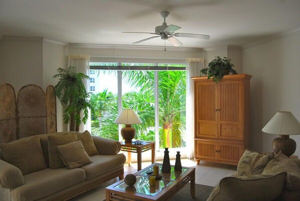 Luxury Apartment, 3 Bedrooms, Non Smoking, Beach View | Living room | DVD player