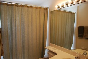 Departamento de lujo, 3 habitaciones, para no fumadores, vista a la playa | Baño | Tina con regadera 