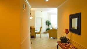 Appartement Luxe, 3 chambres, non-fumeurs, vue plage | Salle de séjour