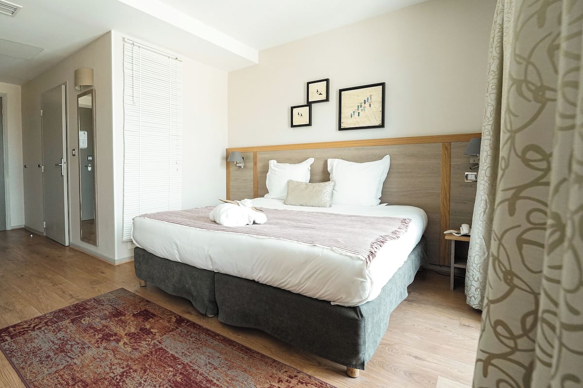 Klassieke kamer, 1 twee- of 2 eenpersoonsbedden | Luxe beddengoed, een minibar, een kluis op de kamer, een bureau