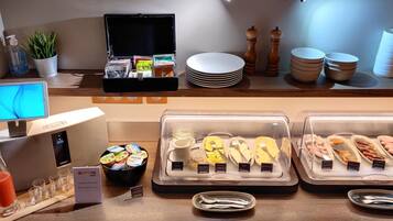 Desayuno continental diario (EUR 16 por persona)