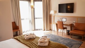 Superior Double or Twin Room | Premium bedding, minibar, in-room safe, desk - Hôtel Vatel (Bordeaux)