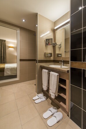 Habitación clásica con 1 cama doble o 2 individuales | Lavabo del cuarto de baño