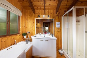 Comfort Twin Room | Bathroom | Shower, towels