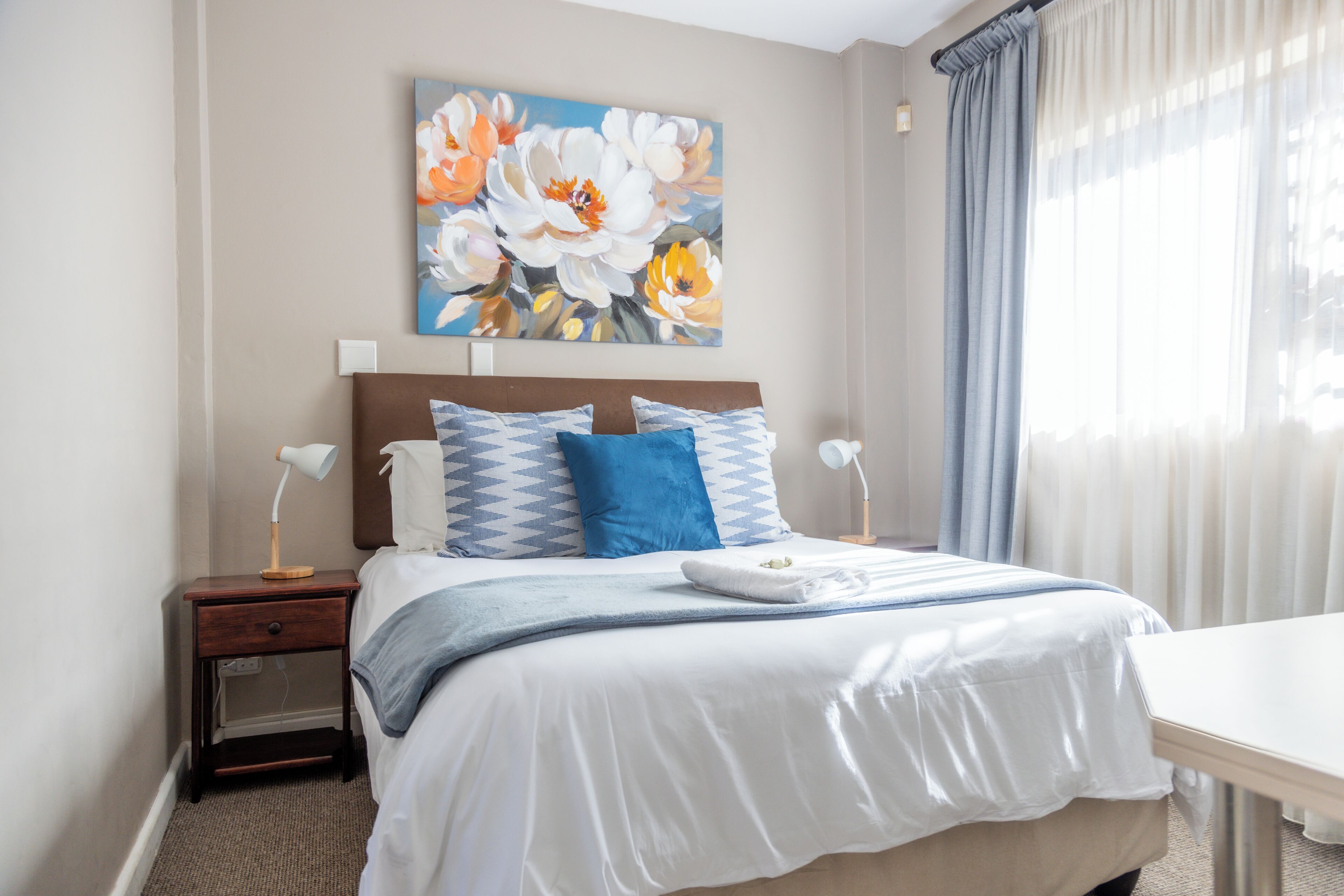 Standaard kamer | Luxe beddengoed, Select Comfort-bedden, een bureau