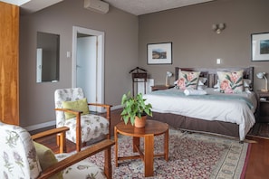 奢华客房, 1 间卧室 | 高档床上用品、Select Comfort 床、办公桌、遮光窗帘