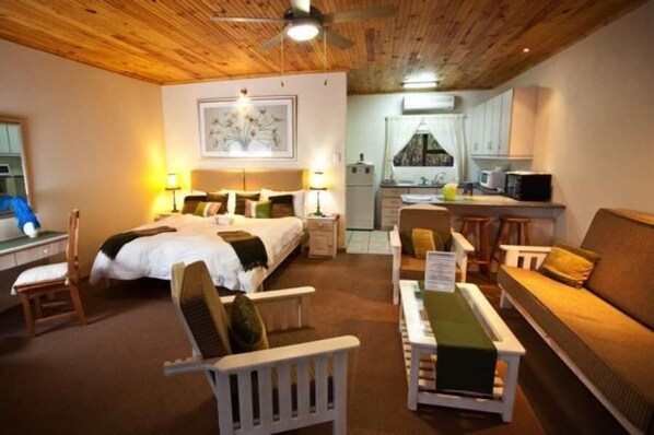 Appartement (Self Catering ) | Een bureau, een strijkplank/strijkijzer, gratis babybedden