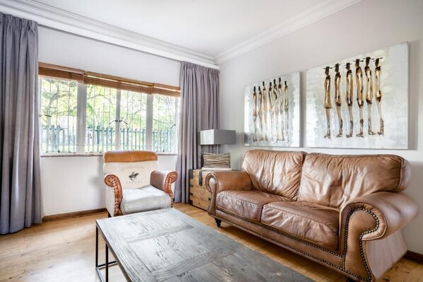 Appartement Standard, 2 chambres, non-fumeurs (Wag n Bietjie ) | Coin séjour | Télévisions à écran plasma, Netflix, services de streaming