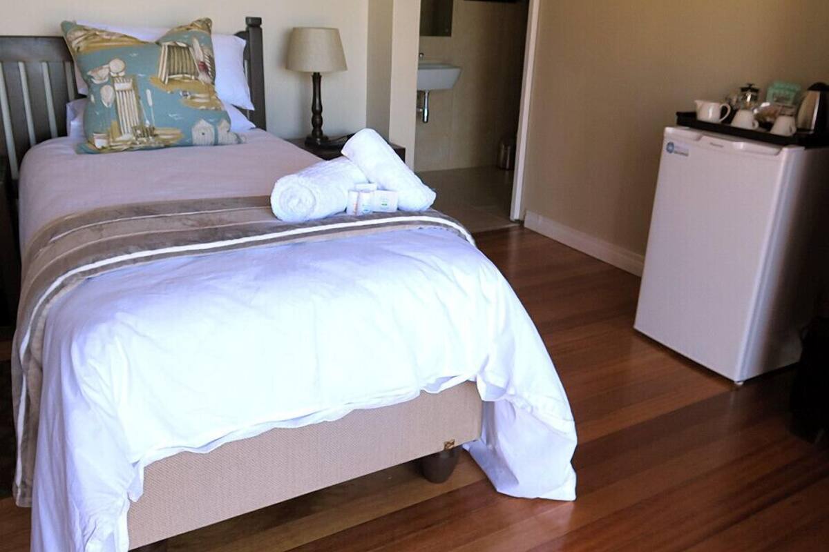 Quarto luxo, 1 quarto | Cortinas blackout, ferros/tábuas de passar roupa, Wi-Fi de cortesia