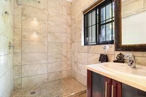 Appartement Standard, 1 chambre (Eikehof no 2 ) | Salle de bain | Douche, articles de toilette (gratuits), séchoir à cheveux