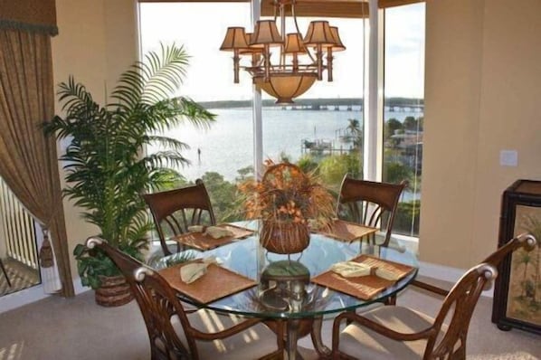 Luxury Apartment, 2 Bedrooms, Non Smoking, Beach View | In-room dining
