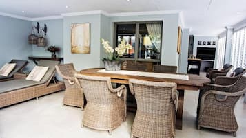 Apartamento superluxo, várias camas | Área de estar | TV de tela plana 40 polegadas com canais a cabo, TV de plasma, Netflix