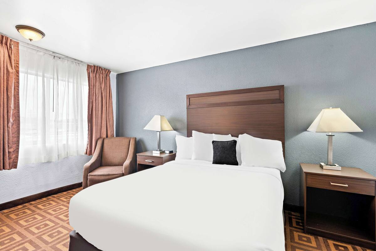 Room, 1 Queen Bed, Non Smoking | Desk, iron/ironing board, rollaway beds