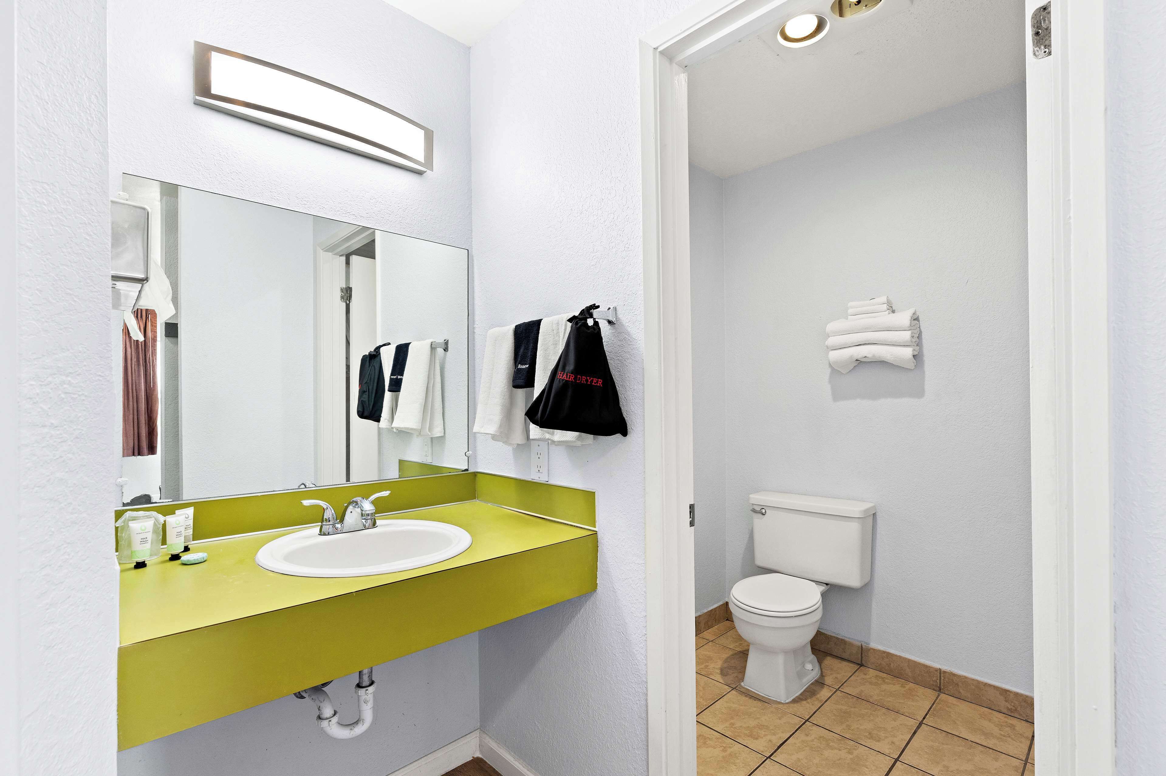 Duschwanne, kostenlose Toilettenartikel, Handtücher