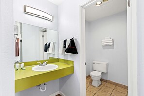 Combined shower/tub, free toiletries, towels