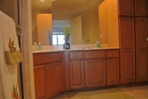 Luxury Apartment, 2 Bedrooms, Non Smoking, Beach View | Bathroom