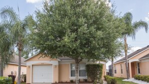 Front of property - Fiona's Southern Dunes Villa (Haines City)