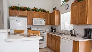 Luxury Apartment, 3 Bedrooms, Non Smoking | Private kitchen | Coffee/tea maker, fridge, microwave - Fiona's Southern Dunes Villa (Haines City)