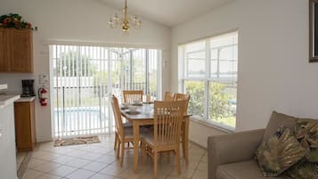 Luxury Apartment, 3 Bedrooms, Non Smoking | In-room dining