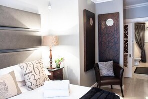 City Apartment, 3 Bedrooms, Non Smoking, City View | 3 bedrooms, hypo-allergenic bedding, in-room safe