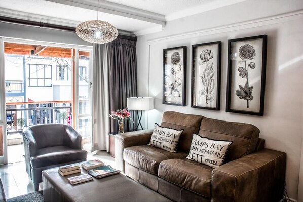 City Apartment, 3 Bedrooms, Non Smoking, City View | Living area