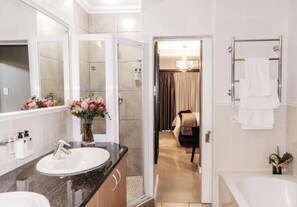 City Apartment, 3 Bedrooms, Non Smoking, City View | Bathroom | Shower, towels