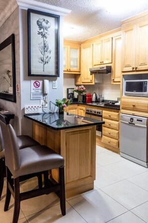 City Apartment, 3 Bedrooms, Non Smoking, City View | Private kitchen