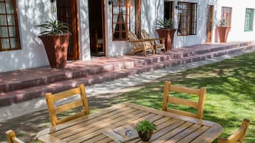 Comfort-huone, 1 makuuhuone (Olive Orchard Guest Room) | Tallelokero huoneessa, Wi-Fi, vuodevaatteet
