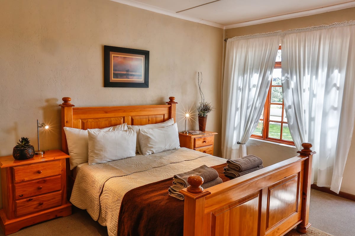 Comfort kamer, 1 slaapkamer (Olive Orchard Guest Room) | Een kluis op de kamer, wifi, beddengoed