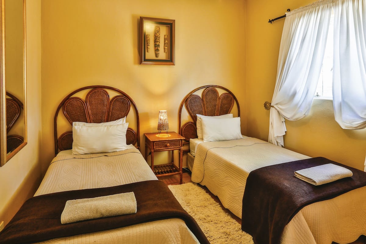 Family Chalet, 2 Bedrooms (Mountain View Self Catering Chalets ) | Peti besi dalam bilik, Wi-fi, cadar katil 