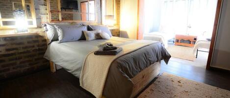 Desk, free cribs/infant beds, rollaway beds