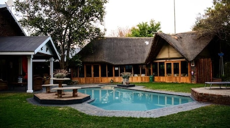 Una piscina al aire libre