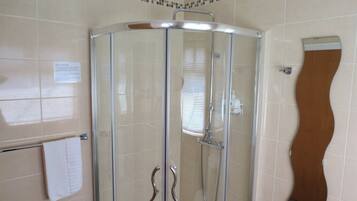 Quadruple Room, Ensuite | Bathroom