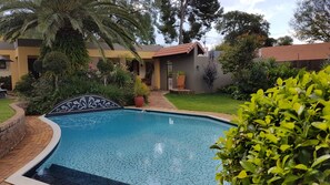 Outdoor pool - Jubilee Lodge Guest House (Randburg)