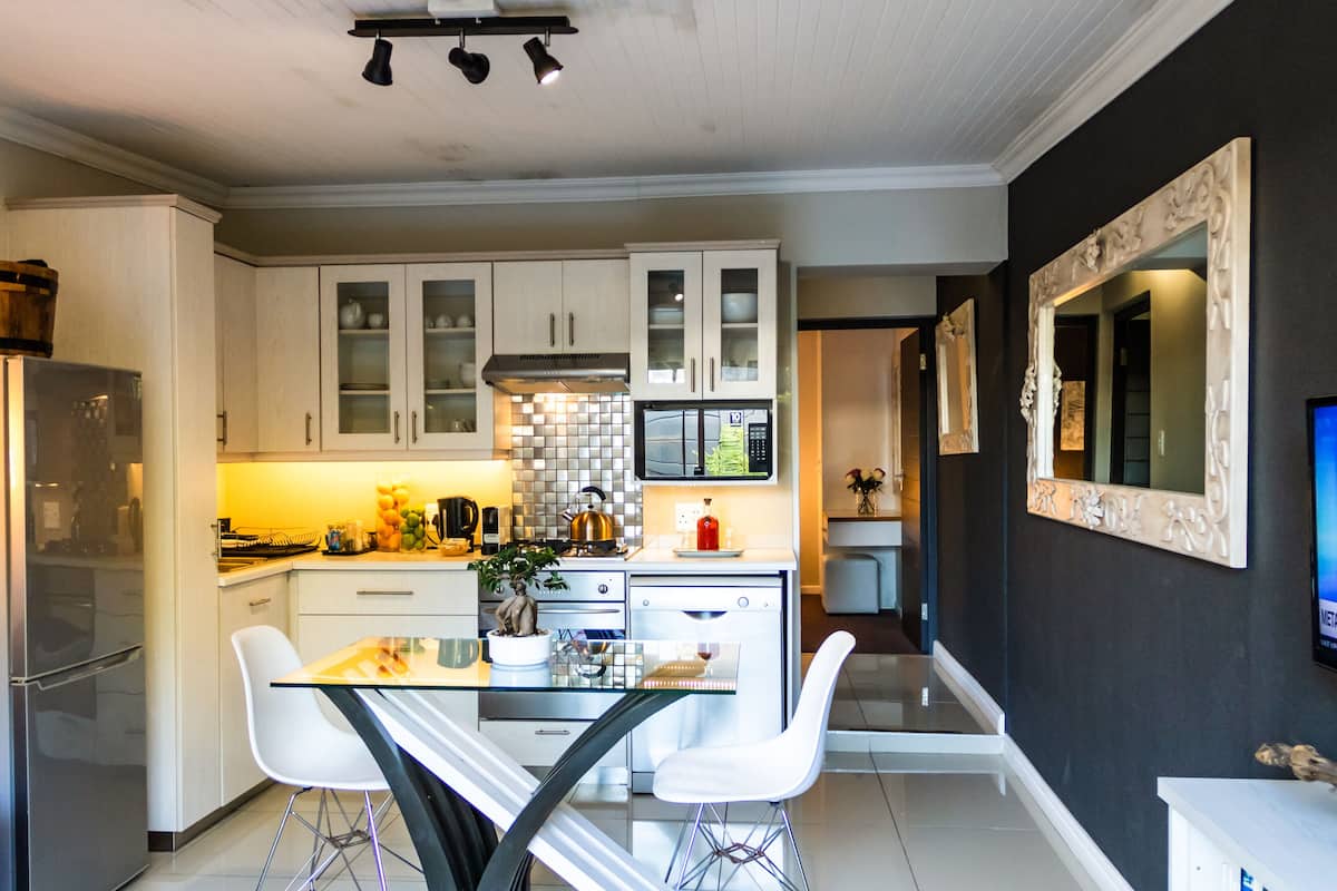 Comfort Room, 1 Bedroom (Seagull Unit) | Private kitchenette | Fridge, microwave, oven, stovetop