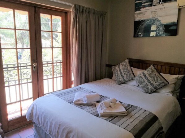 Desk, free WiFi - Oakwood Lodge (Bloemfontein)