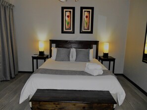 Deluxe Double Room, 1 Bedroom | Desk, free WiFi - Oakwood Lodge (Bloemfontein)