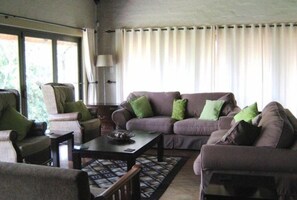 Familie bungalow, 3 slaapkamers (Fish Eagle Lodge) | Woonkamer