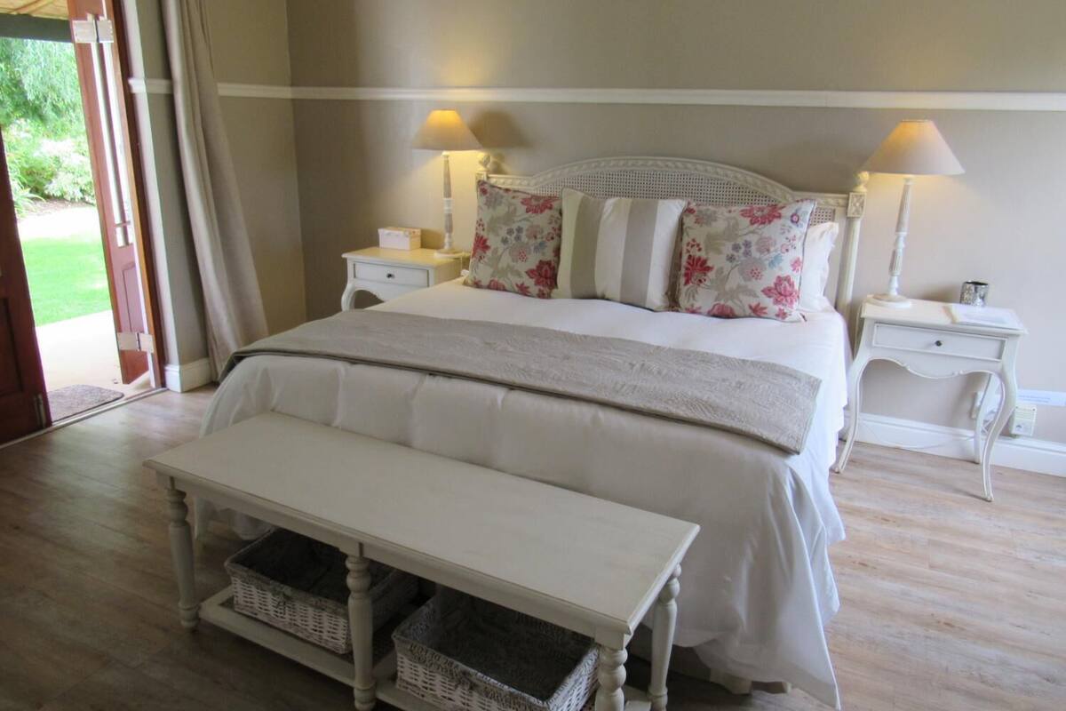 Deluxe Room (Naartije) | In-room safe, WiFi (free), bed sheets