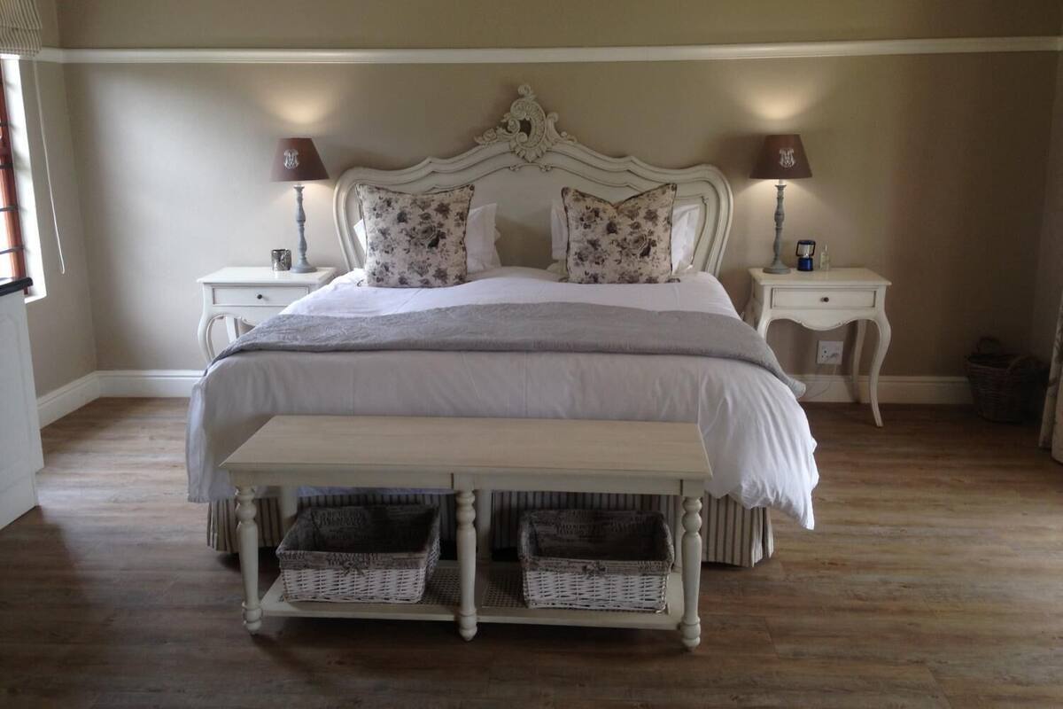Deluxe Room (Star Ruby) | In-room safe, WiFi (free), bed sheets
