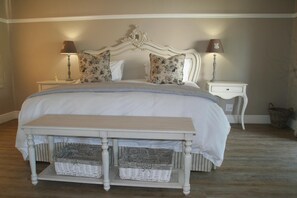 In-room safe, free WiFi, bed sheets - Happy Lands Self Catering B&B (Addo)